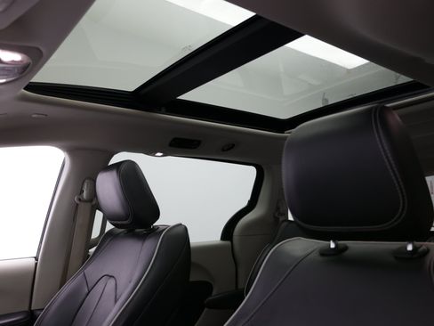 Used 2023 Chrysler Pacifica Limited FWD image 4