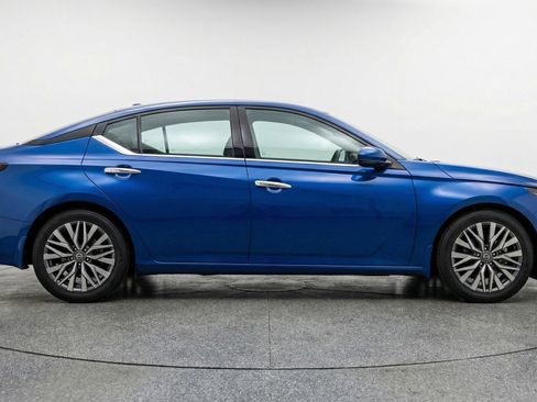 Used 2025 Nissan Altima 2.5 SV image 11