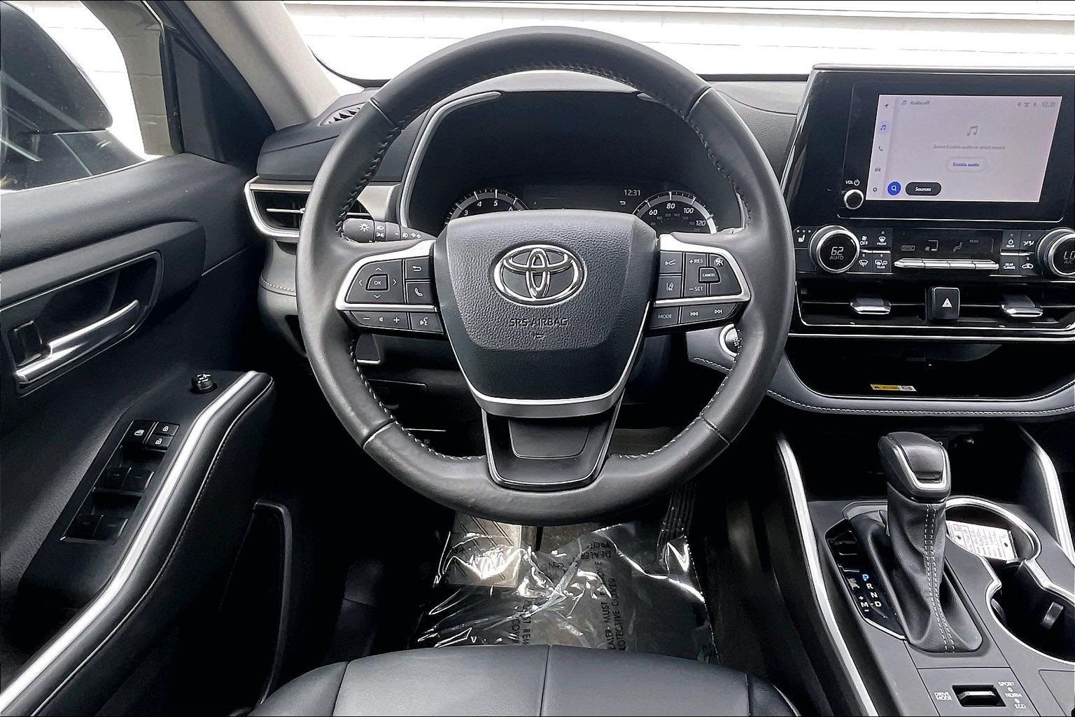 Used 2024 Toyota Highlander XLE AWD/4WD image 6