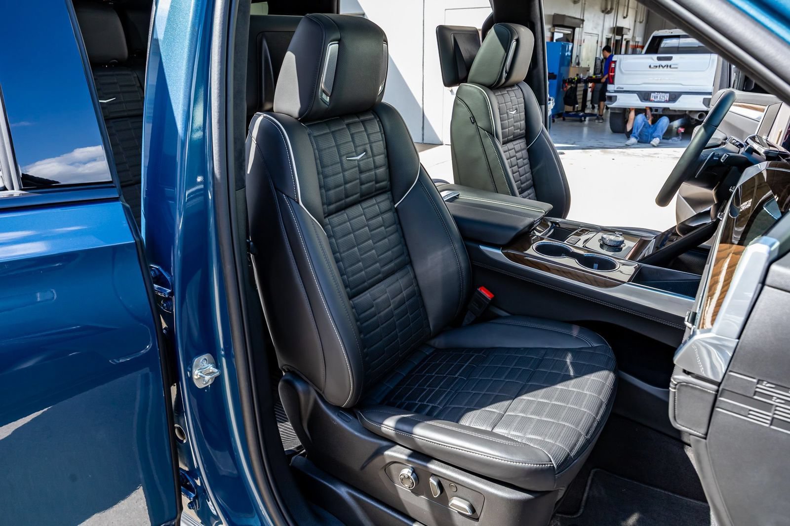 Used 2025 Cadillac Escalade Sport Platinum AWD/4WD image 32