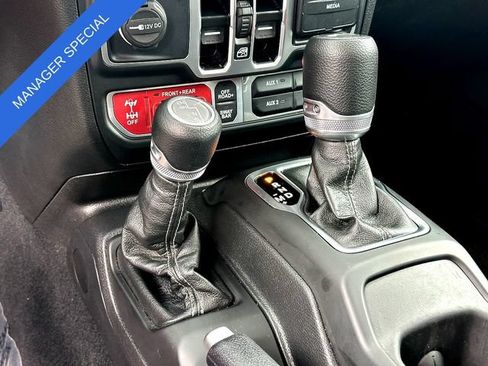 Used 2025 Jeep Wrangler Unlimited Rubicon AWD/4WD image 17