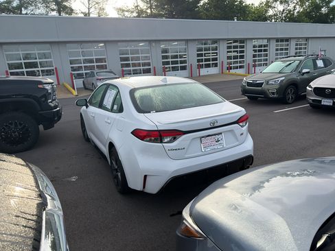 Used 2025 Toyota Corolla SE FWD image 3