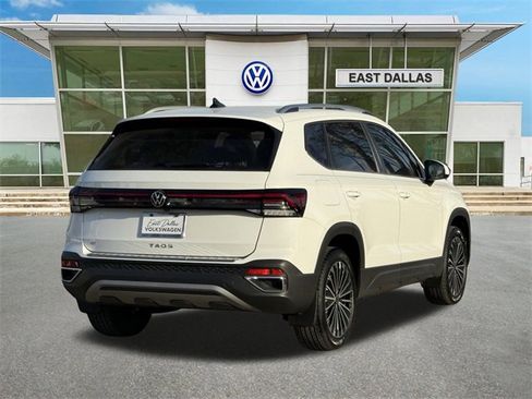 Certified 2025 Volkswagen Taos SE image 3