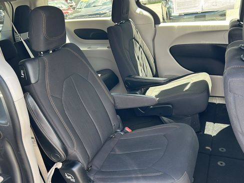Used 2017 Chrysler Pacifica Touring FWD image 26