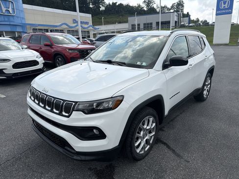 Used 2022 Jeep Compass Latitude w/ Sun and Sound Group AWD/4WD image 8