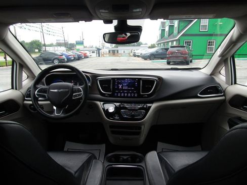 Used 2018 Chrysler Pacifica Touring-L w/ Advanced Safetytec Group FWD image 13