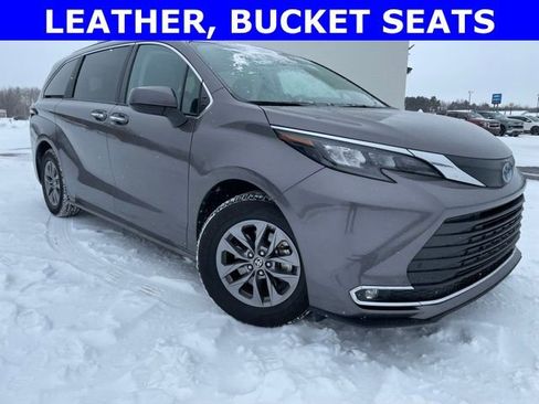 Used 2024 Toyota Sienna XLE image 1