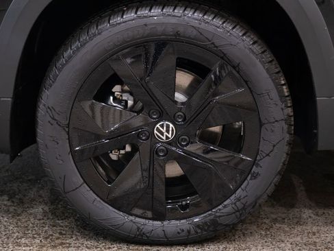 New 2026 Volkswagen Taos SE FWD image 7