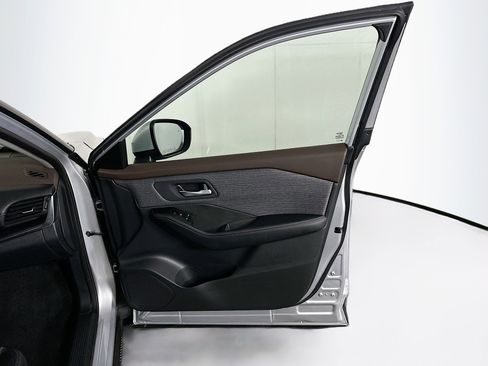 Used 2023 Nissan Rogue SV image 30