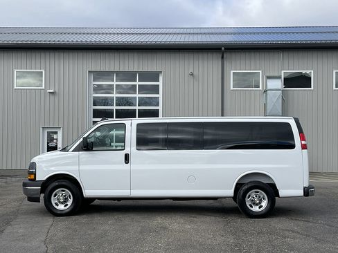 Used 2025 Chevrolet Express 3500 LT w/ LT Preferred Equipment Group RWD image 6