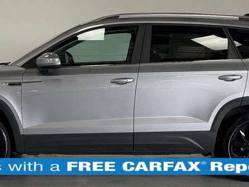 Used 2023 Volkswagen Taos SE FWD image 2