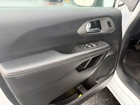 Used 2025 Chrysler Pacifica Select FWD image 16