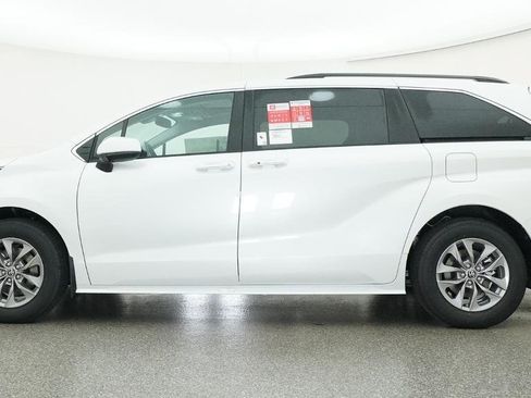 New 2026 Toyota Sienna XLE FWD image 2