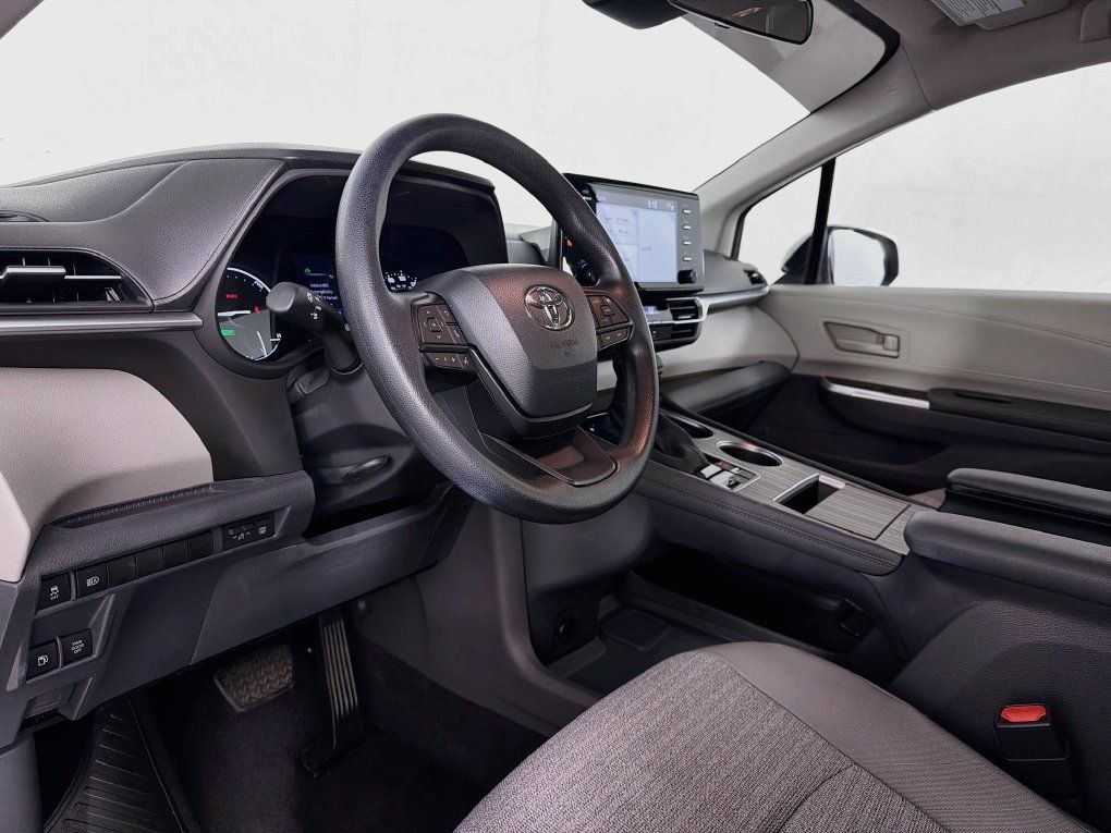 Used 2022 Toyota Sienna LE FWD image 14