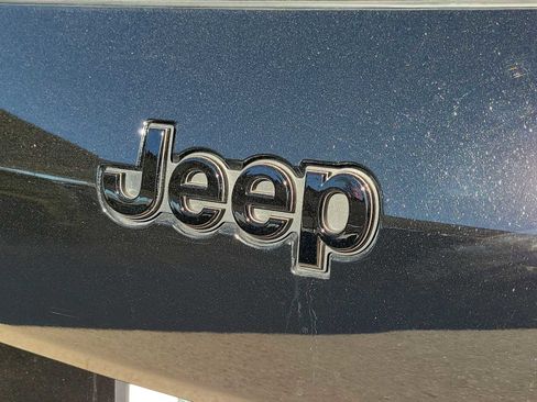 Used 2025 Jeep Grand Cherokee L Laredo image 7