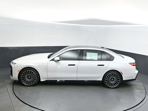 New 2026 BMW 750e xDrive image 13