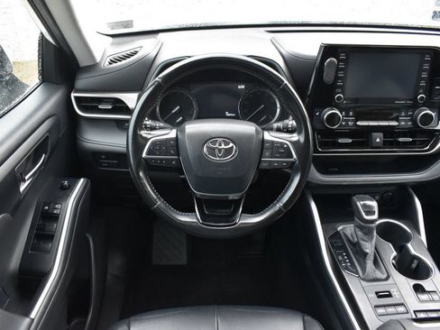 Used 2020 Toyota Highlander XLE AWD/4WD image 32