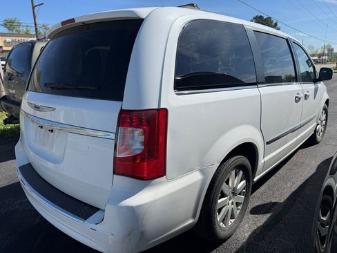 Used 2016 Chrysler Town & Country Touring image 8