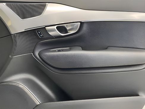 Used 2018 Volvo XC90 T6 Momentum w/ Convenience Package image 15