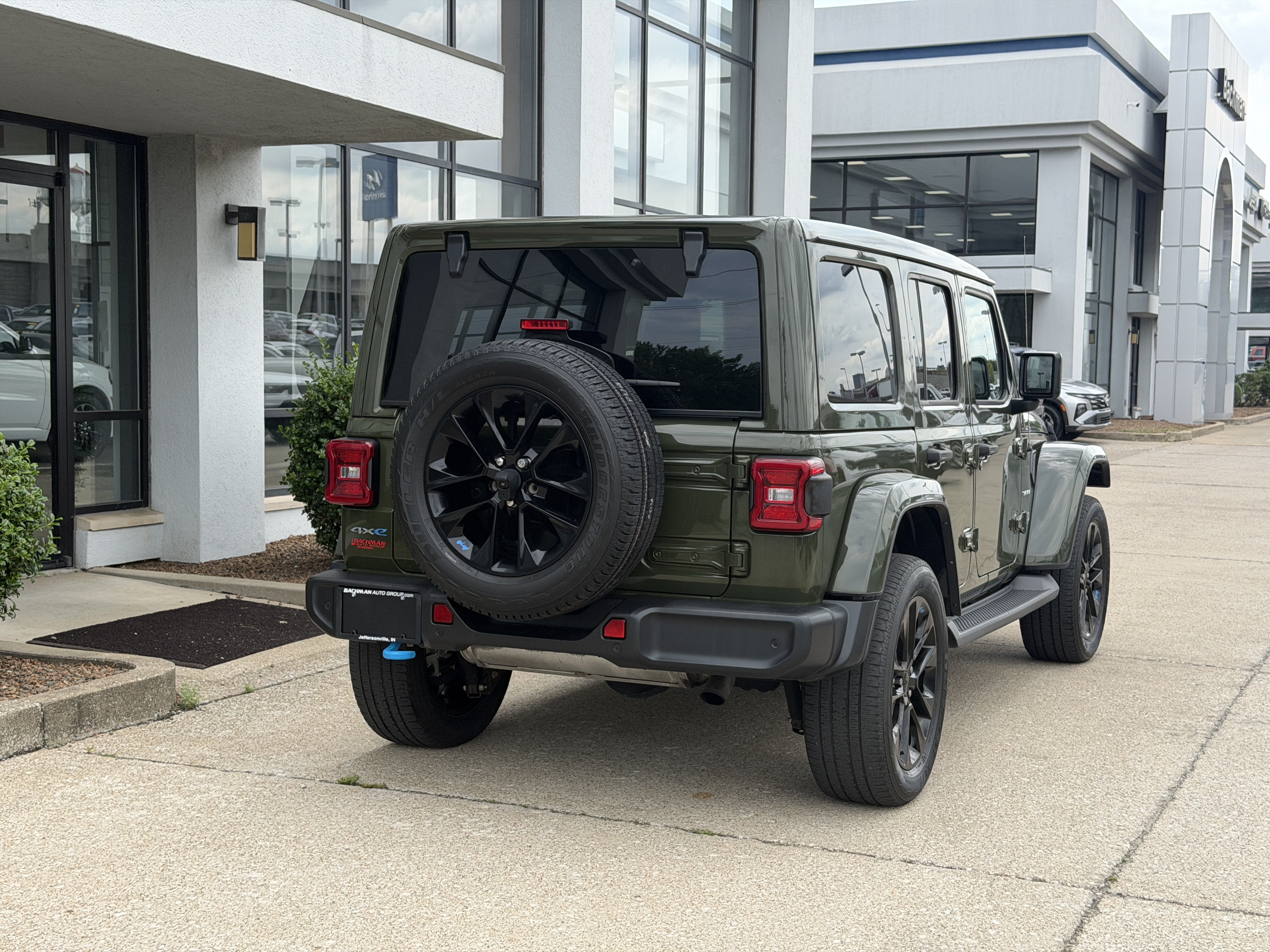 Used 2022 Jeep Wrangler Unlimited Sahara w/ Cold Weather Group AWD/4WD image 5