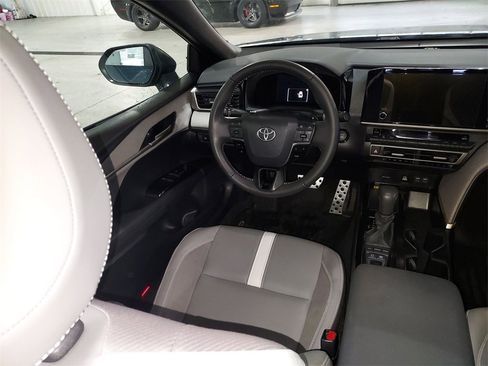 Used 2025 Toyota Camry XLE image 15