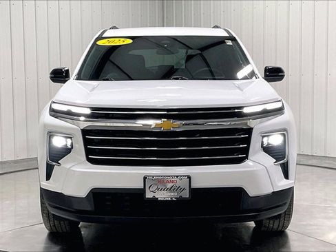 Used 2025 Chevrolet Traverse LT image 2
