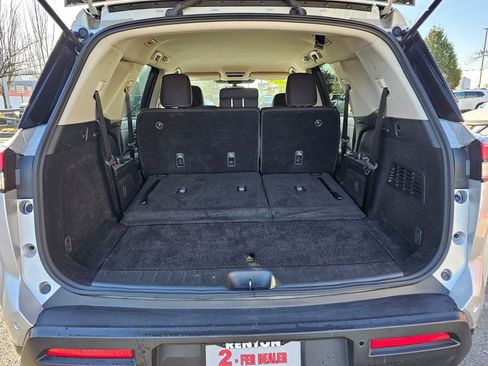 Used 2024 Nissan Pathfinder SV image 11