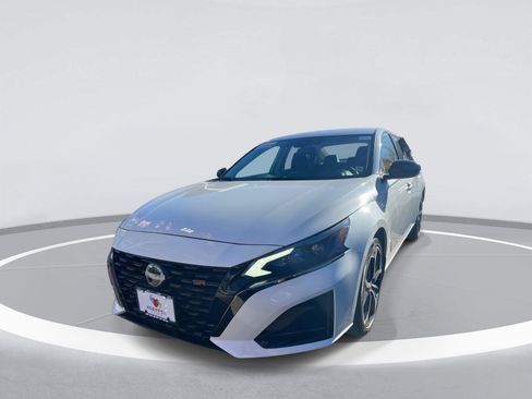 Certified 2023 Nissan Altima 2.5 SR image 4