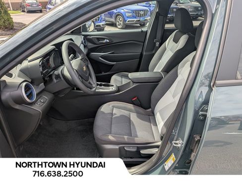 Used 2025 Chevrolet Trax LS FWD image 9
