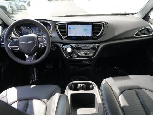 Used 2025 Chrysler Pacifica Select FWD image 24