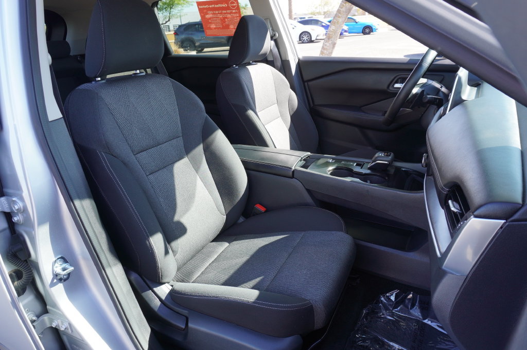Certified 2025 Nissan Rogue SV FWD image 12
