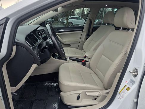 Used 2018 Volkswagen Golf SE image 13