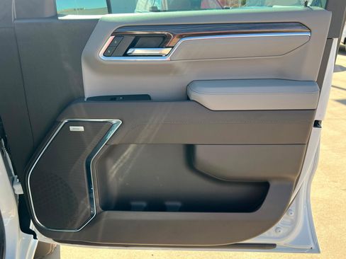 Used 2025 Chevrolet Silverado 1500 LT Trail Boss w/ Convenience Package II AWD/4WD image 24