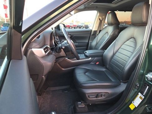 Certified 2024 Toyota Highlander XLE image 6