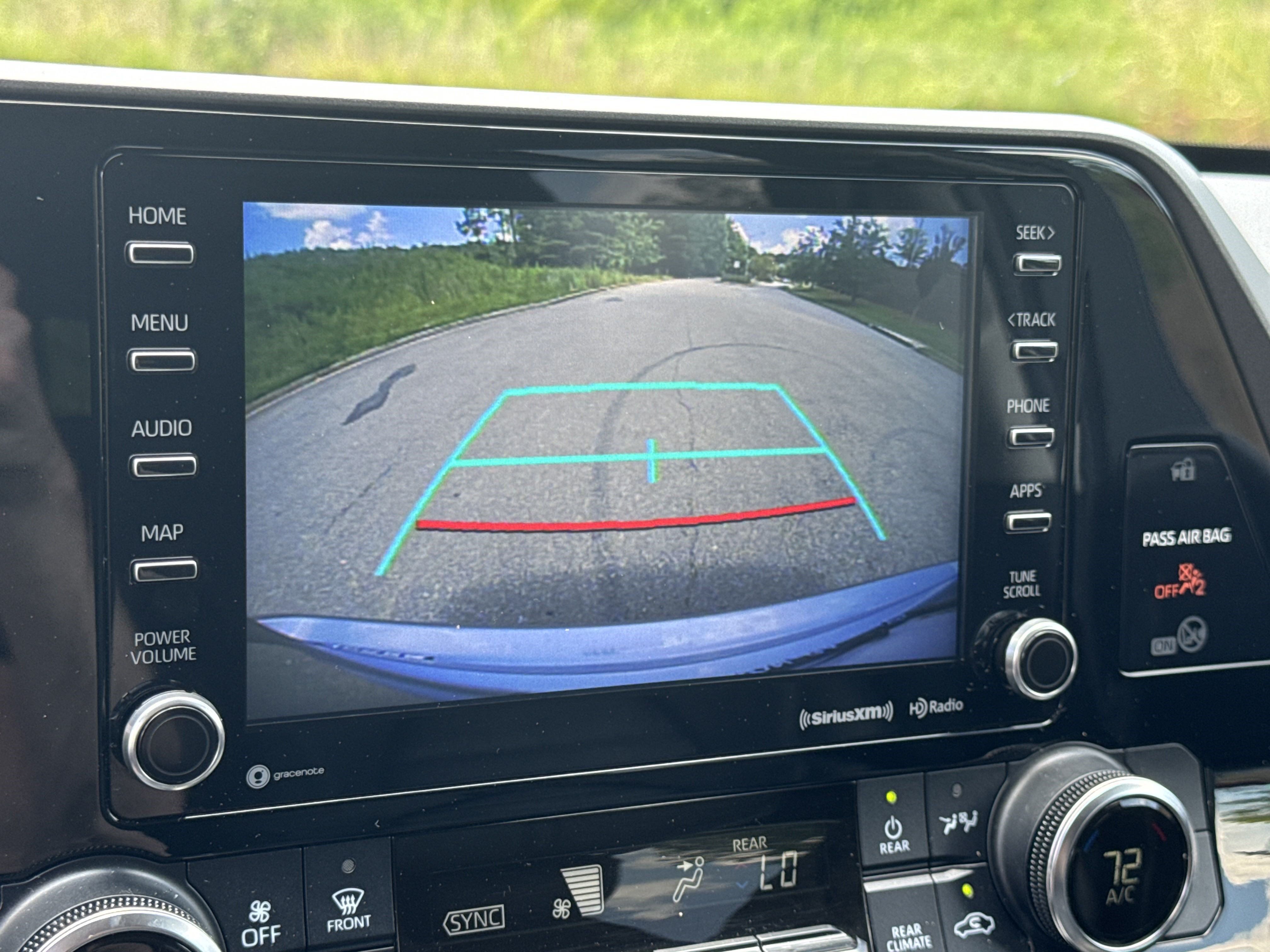 Used 2020 Toyota Highlander LE FWD image 32