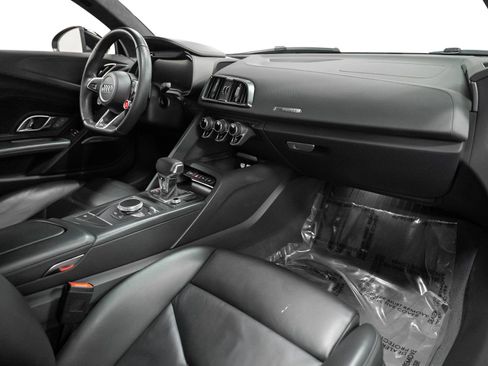 Used 2018 Audi R8 V10 w/ Premium Package image 2