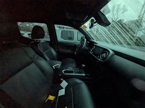 Used 2022 Toyota Tacoma TRD Sport w/ TRD Premium Sport Package image 10