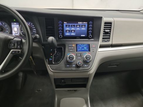 Used 2020 Toyota Sienna L image 20