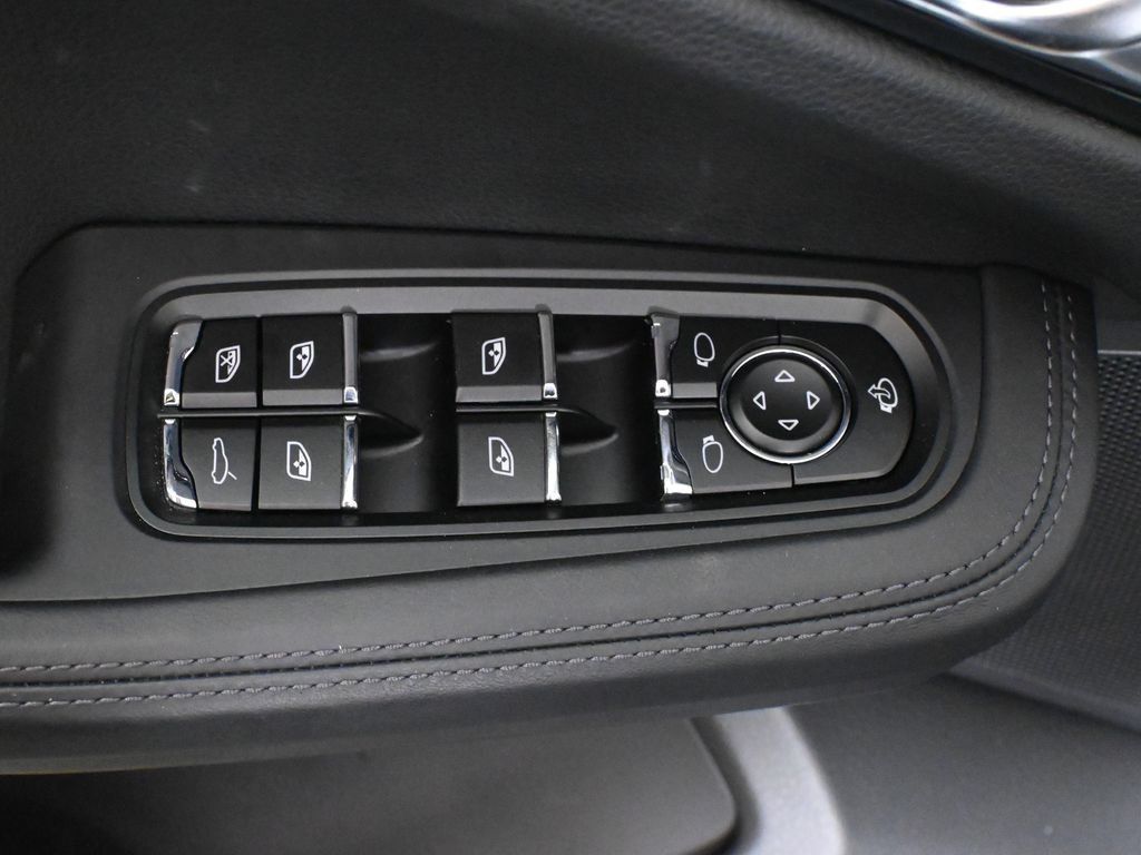 Used 2026 Porsche Macan AWD/4WD image 33