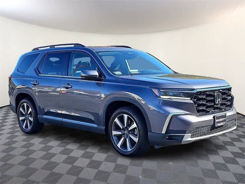 Certified 2025 Honda Pilot Touring image 3