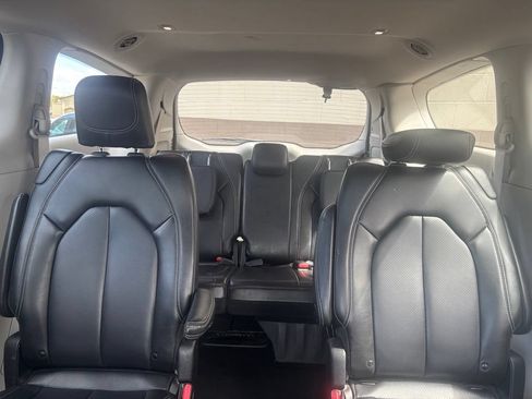Used 2023 Chrysler Pacifica Touring-L FWD image 28