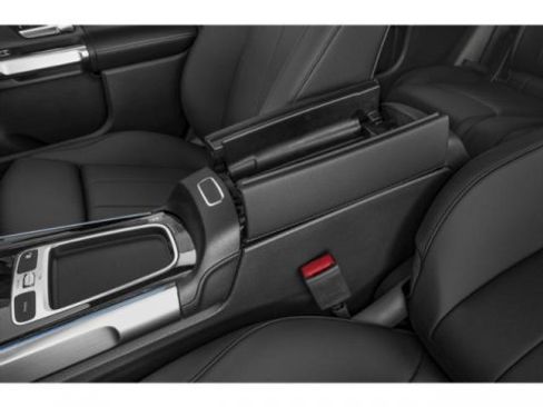 Used 2025 Mercedes-Benz GLB 250 4MATIC image 17