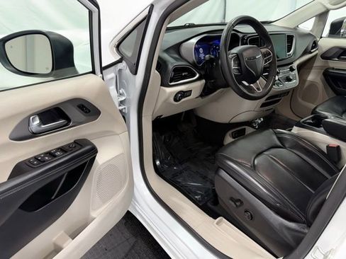 Used 2023 Chrysler Pacifica Touring-L image 33