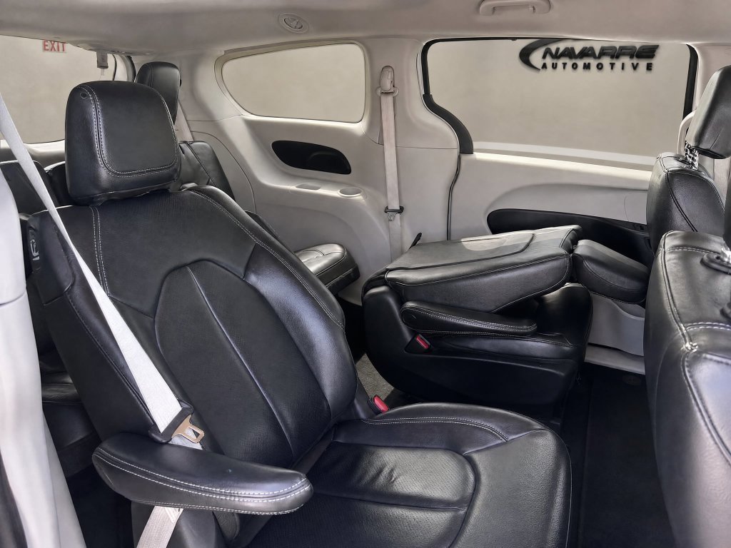 Used 2022 Chrysler Pacifica Touring-L FWD image 11