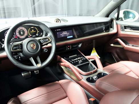 New 2025 Porsche Cayenne GTS image 4