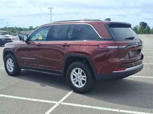 Used 2024 Jeep Grand Cherokee Laredo w/ Luxury Tech Group I AWD/4WD image 4