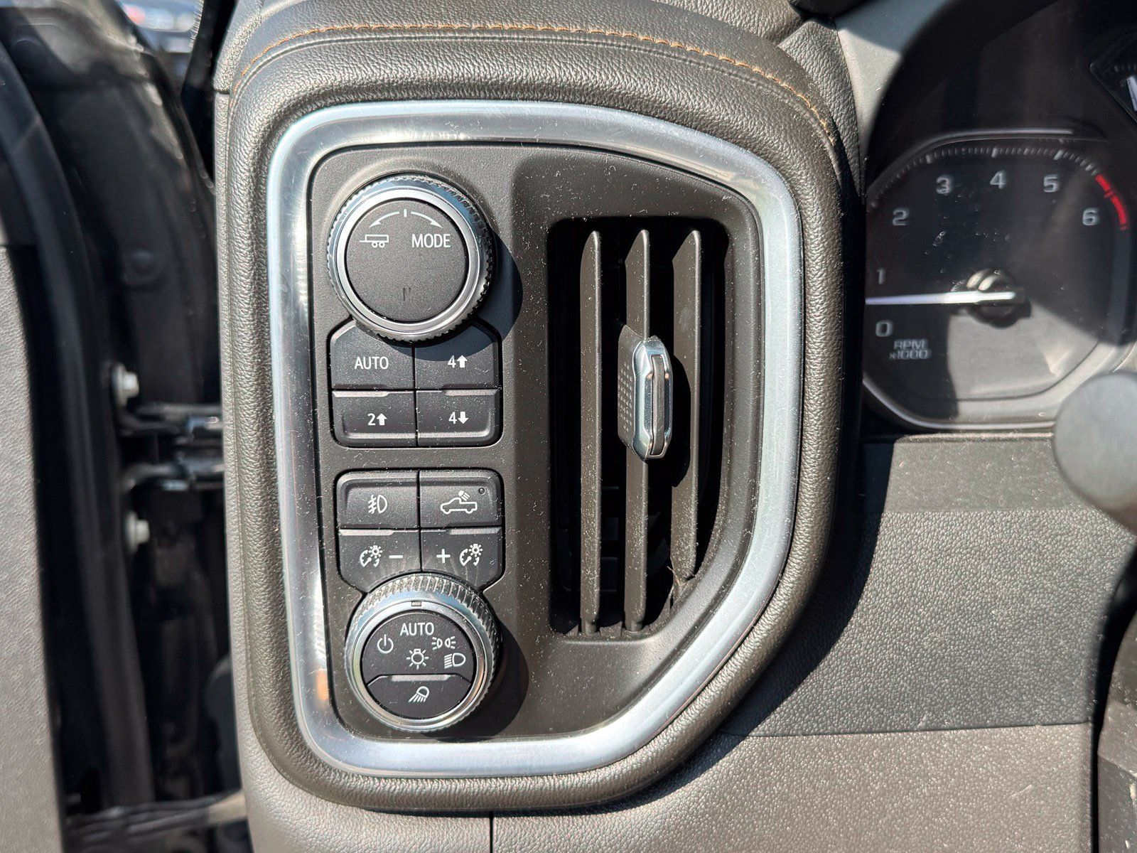 Used 2022 GMC Sierra 1500 AT4 w/ AT4 Preferred Package AWD/4WD image 16