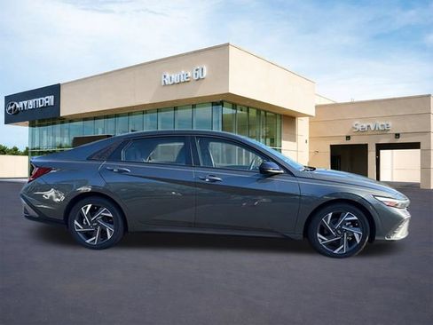 Used 2025 Hyundai Elantra SEL FWD image 8