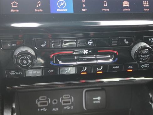 Used 2023 Jeep Grand Cherokee Limited AWD/4WD image 10