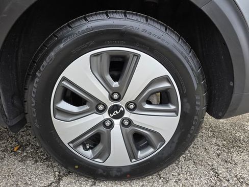 Used 2022 Kia Niro LX FWD image 17